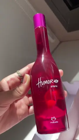 Humor Própio, la fragancia juvenil y cautivadora de natura, floral frutal, no es fuerte, es dulce, perfecta si te gusta la cereza, sumamente cautivadora. Contame en los comentarios que te pareció🩷 Conseguil con DESCUENTO en el link del perfil📱👌🏾 #humorpropio #natura #fragancias #dulce #fraganciacautivadora 