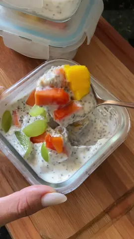 Overnight Oats de Frutas é aquela receitinha que você precisa fazer,fica sensacional e o melhor,super prático  INGREDIENTES  170g de iogurte natural  1 colher de chia  1 colher de aveia (flocos ou farinha ) Manga Uva  Mamão  1 colher de pasta de amendoim  #overnightoats #aveia #frutas #receitasaudavel #receitasimples #dicas #facil #gastronomia #dieta 