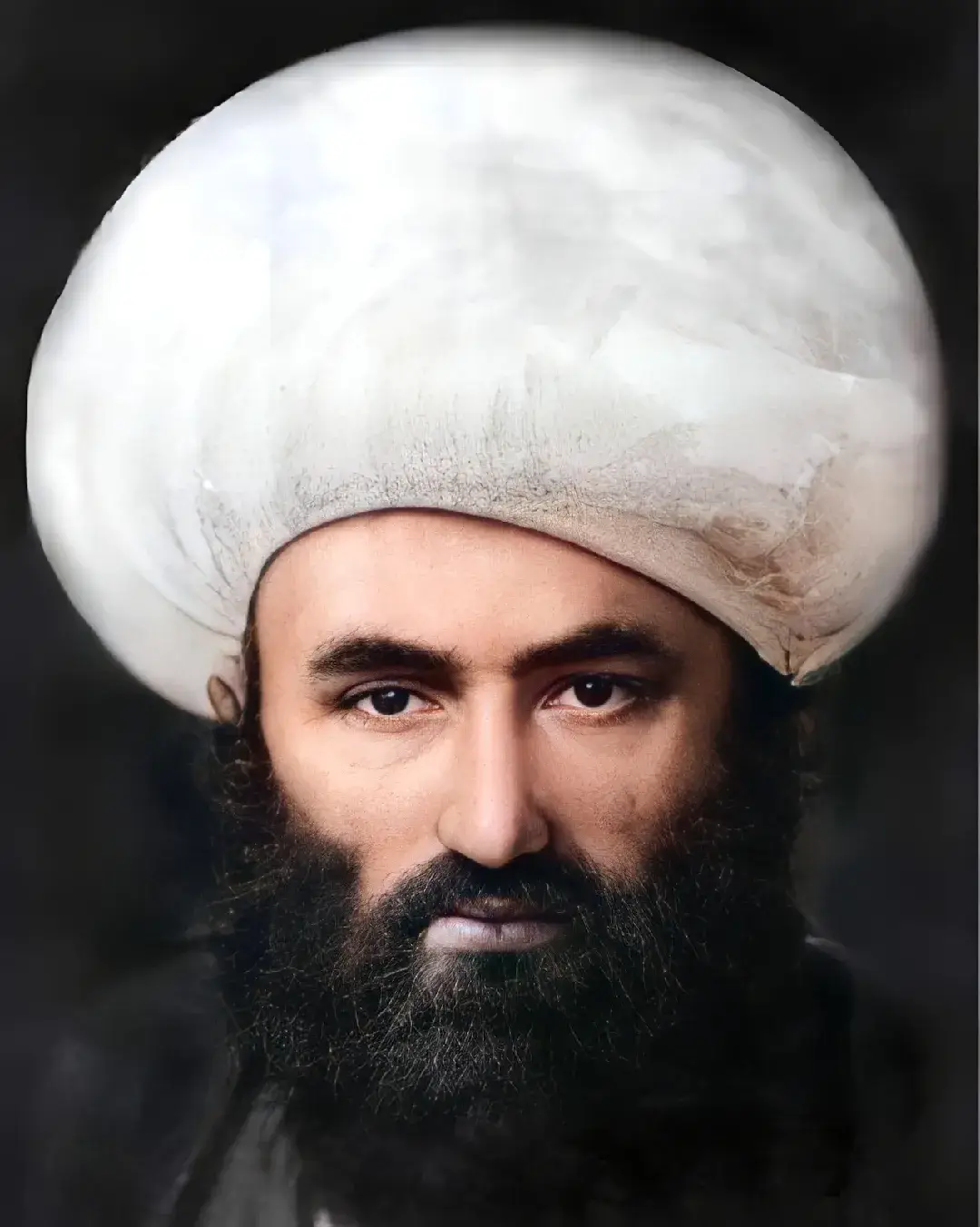 كانت تهدى إلى  الشيخ أحمد المقدس الأردبيلي [طاب ثراه]  عمائم شال ونحوه وهي ثمينة للغاية فيلبسها  ويذهب للحرم العلوي الشريف، وقد يطلب منه فقير  مساعدة وليس عنده ما يعطيه فيأخذ قطعة  من عمامته فيعطيها له  علماً إنّ القطعة الصغيرة من ذلك القماش لها ثمن محترم  في ذلك الوقت ، وقد يأتي فقير ثانٍ فيعطيه قطعة  أخرى وهكذا، وربما عاد إلى البيت ولم يبق منها إلا القليل. يقول المستشرق دوايت/ رونلدسن : وكان من عادته أن يلبس عمامة كبيرة جداً  فإذا مرّ بفقير عارٍ من الملابس قصّ من عمامته ذراعاً  أو ذراعين و قدمها له، وربما عاد إلى بيته  ولم يبق من عمامته إلا شبراً أو شبران. #اللهم_صلي_على_محمد_وال_محمد #المقدس_الأردبيلي #النجف_كربلاء #اللهم_عجل_لوليك_الفرج_والعافية_والنصر 