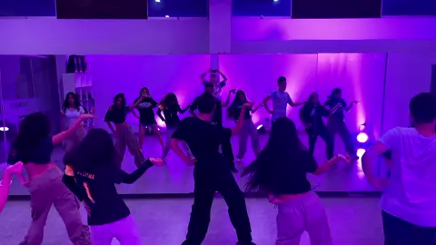 Asi fue nuestra primera clase de Street Jazz nivel Básico junto a los chicos de @benjamins.studio, compartiendo Crazy in Love con este bonito grupo en Huachipa 💜 Puedes unirtenos! Estamos realizando estas clases todos los sabados de 5:30 a 7:00 pm, Inscripciones aun disponibles para las clases restantes!!!!! #beyonce #crazyinlove #streetjazz #jazzfunk #clase #baile #danza #parati #viral #pop #popdance #video 