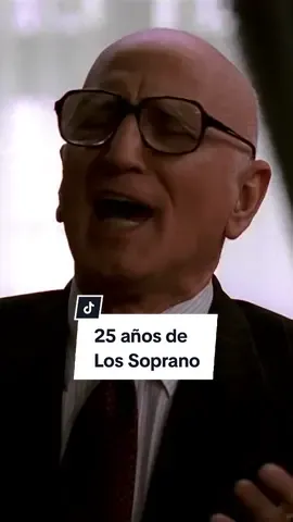 Hoy Los Soprano cumplen 25 años 🎂 Lo celebramos cantando Core 'ngrato 🎤 . . . . . #thesopranos #lossoprano #sopranostiktok #sopranosedit #tonysoprano #tonysopranoedit #25años #juniorsoprano #corengrato #christophermoltisanti #silviodante #pauliegualtieri #hbo 