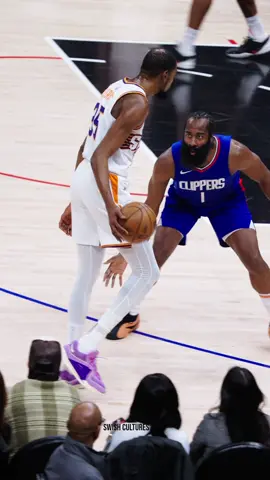 Kevin Durant eurostep 🥶 watch how he uses his left arm when the cross is taken away #kevindurant #kd #basketball 