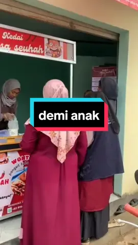 maaf ya nak , km harus ikut berjuang , berpindah dari satu tempat ke tempat lain, terus berdapatasi dengan lingkungan dan cuaca yang baru ,  sering kali kamu harus main sendiri karena kami sibuk berjualan,  atau terbangun di pagi hari karena Harus ikut  belanja ke pasar , maaf ya nak , percayalah semua ini kami perjuangkan untuk masa depan mu, agar kelak saat kamu sudah besekolah kita sudah Punya rumah , Aamiin Ya Rabbal 'aalamiin... #jajananbsd #fypdongggggggg #kulinerpedas #pejuangumkm 