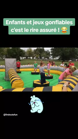 Avouez que l'on ne peut pas s'empêcher de rire quand les enfants tombent ! 😂 #enfants #jeuxgonflables #inflatablegame #fails #kidfails #enfantsquitombent #rire #drole #fun #1minutefun 