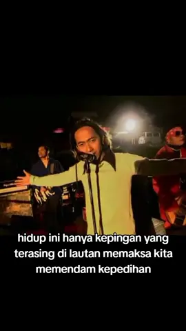 pasband ( kesepian Kita ) nostalgia lagu 2000an.. hidup ini hanya kepingan yang terasing di lautan,, memaksa kita, merubah jadi tawa, memendam kepedihan.. #musichits💿🎶 #fyp #musicvideos #videolirik #fypシ #popular #musicpophits #pasband #kesepiankita 