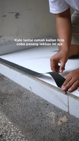 kalo lantai dirumah kalian licin coba pasang lakban anti slip biar aman..