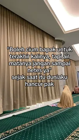 saat kulihat tubuh bapak yg tak lagi bernyawa, duniaku yg penuh warna bertukar gelap gulita. wajah bapak yg selalu memancarkan senyuman, kini hanya terlihat menutup mata. gadis kecil yg dulu sering bapak manja, kini dipaksa dewasa oleh banyak keadaan😔  #ayah #ayahhebat #kehilangan #meninggal #bapak #missuayah #fyp #fypシ 