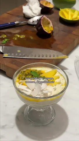 very much a dough day this day y estoy cansado😴 breakfast: buttermilk pancakes w/ blueberry compote, avocado hash brown toast lunch: homemade hot honey, jalapeño, & soppressata pizza starter: samosas w/ mint chutney dinner: butter chicken w/ homemade naan & white rice dessert: mango, coconut, & passionfruit rice pudding #privatechef #hamptons #dayinthelife 