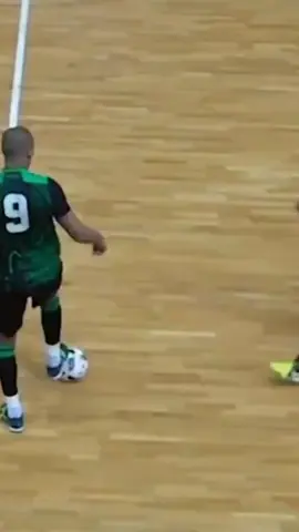 🤯 QUE CANETA HUMILHANTE! 📹 CuriosidadesBRL (X) #tiktokesportes #futsal #futsalbrasil #futsalskills