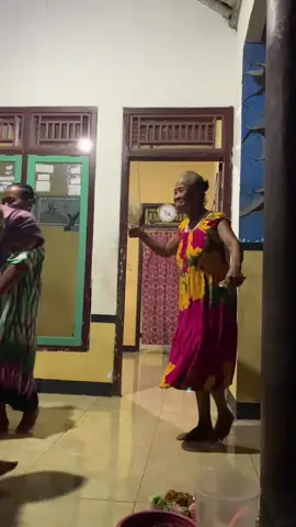 neneku lu gini ga broo#nenekviral #fypシ #jogetviral #jogetviraltiktok #jogetvirall #jogetviral😂 #napis #NAPIS #laras ##LARAS #tulus #memestiktok #klarifikasi #reaction 