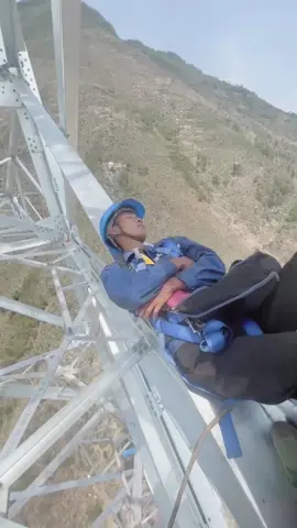When taking breaks during work intervals...#lineworker #helicopters #journeymanlineman #dangerousjobs #hardworkingman #hardworkers #workerslife #highaltitudework 
