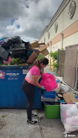 Throw back when I found so many random things in this dumpster!!😯🥳👏🏼 #meldidumpsterdive #dumpsterdiving #fyp #usa #crazyfinds #dumpsterdiver #tbt #dumpsterdivers 