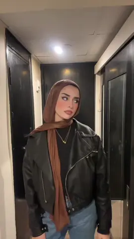 Outfit check 🖤☕️ #ootdhijab #leatherjacket #model #fypシ  