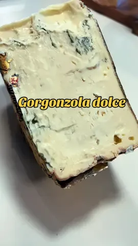Gorgonzola dolce | 🇮🇹| #bluecheese #gorgonzoladop #italiancheese #quesoazul #cheeselover #cheesemonger #fyp #foryou #parati #viral 
