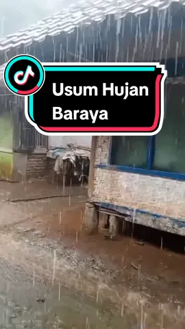 Kudu kuat beukeul na usum hujan mah 😊☺️ #storysunda #hujan #musimhujan #kampung #lembur #becek #fyp #bogor 