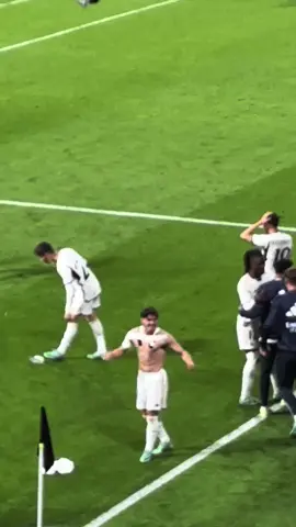 سجود لاعب ريال مدريد أنطونيو روديجر بعد الفوز على اتليتكو مدريد ٥-٣ #ريال_مدريد#الرياض#اسلام#realmadrid#españa#