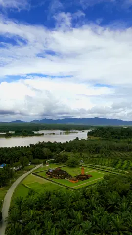Situs Candi Muara Takus merupakan situs Candi terbesar yang ada di Sumatera. Candi ini diperkirakan telah ada sejak abad 7 masehi. Dan beberapa yang bilang dibangun pada abad ke-4 Masehi. Adanya Candi ini merupakan sebuah bukti bahwa Kampar sempat menjadi pusat Kerajaan Sriwijaya di Sumatera tengah.  . . #traveling #kampar #muaratakus #dji #aerialvideo #reels #fyp #pekanbaru #riau #indonesia 