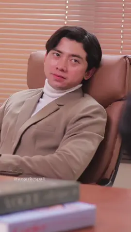 Jangan lihat cover doang kalau nilai orang! Nanti malu kayak gini. #SerialTikTok #TikTokTainment #TikTokSeries #TikTokSeriesFuture #cleviant #liptintmurah #stain18jam #clingwrapchallenge #drama #argarhespati #suneedaycreative #dramatiktok #viraltiktok #kehidupan #ichalovely #bos #mantan #pacar #plottwist 