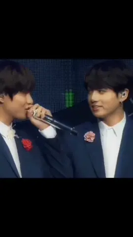#jungkook vers.| moments when jungkook looks at taehyung with love..❤️‍🩹 #taekook #vkook #taehyung  #fyp #viral 