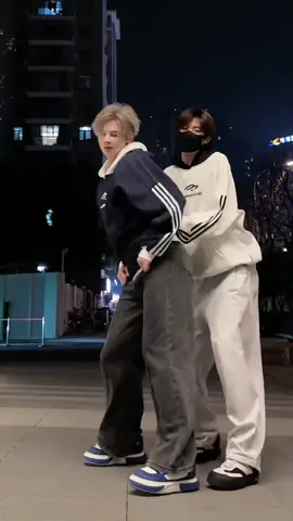 Tình tình tình tang tang tính tang #seetinh #hoangthuylinh #vietnam #dance #trending #fyp #foryou #couple #couplegoals #couplesdaily #foryoupage 