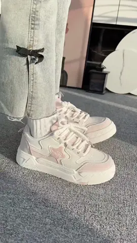 Hồng dễ thương 😍 #xuhuong #xinhdepmoingay #outfit #giaynu #giàynữ #giaynuxinh #giaynuthoitrang #giaynuhottrend #giaysneaker 