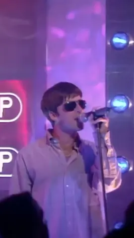 Bentar sepertinya ada yang salah deh 😁 fans militan pasti tau #iconicmoments ini  Oasis Roll With It (Live on Top Of The Pops, 1995) #oasisrollwithit #oasis #oasistopofthepops #oasisfunny #noelgallagher #liamgallagher 