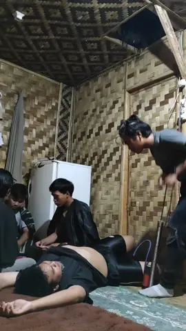 kaya ada yang aneh#sahabat #horror #fypシ゚viral #kuntilanak #samasamabelajar #komedikocak 