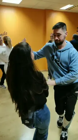 Prueba una clase gratis de #bachata con @Anita y Varea Bachata en #danceonescueladebaile #sanfernandodehenares #madrid #baila #baile #danza #dance #latinos 