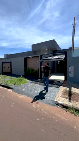 Casa com piscina à venda na região norte de Cascavel A casa com piscina dos seus sonhos está esperando por você, venha conhecer esse imóvel na parte alta do bairro Florais do Paraná, região norte de Cascavel.  Entre em contato e agende sua visita!  ✅ 1 suíte ✅ 2 dormitórios; ✅ Sala e cozinha em conceito aberto; ✅ 2 vagas de garagem; ✅ Banheiro social; Diferenciais: ✅ Área Gourmet; ✅ Piscina; ✅ Lavabo; ✅ Pé direito alto. 📐 Terreno com 125m² 📐 100m² de área construída. 🔑 Investimento: R$ 395.000,00 🤓 Pesquise com o código 2470 em nosso site 🌐 www.konektimob.com.br Plantão Região Norte: 45 99827.8883 📍 Av. Expresso Norte, 431 - Florais do Paraná Imobiliária Konekt - CRECI: J07121