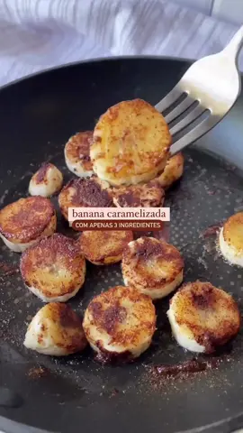 Desfrute da doçura fit com nossa banana caramelizada com canela. Uma explosão de sabor sem culpa, combinando a suavidade da banana e o sabor intenso da canela. Delicie-se de maneira equilibrada. 🍌🍯✨ #bananacaramelizada  #SaborSaudável  #DoceSemCulpa #deliciasfit #receitafacilerapida