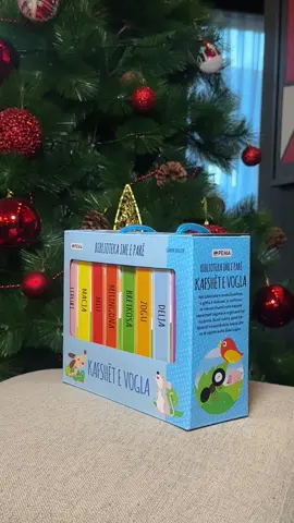 Lexoni bashkë më të vegjëlit tuaj këtë bibliotekë të mrekullueshme, e gjitha e ilustruar, qe i ndihmon ata të mësojnë shumë rreth natyrës nëpermjet tregimeve argëtuese me ilustrime. Kurrë nuk ka qenë më lehtë të mësojmë dukë lexuar dhe në të njejtën kohë duke luajtur.