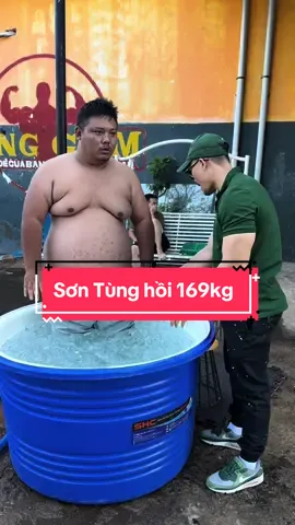 Giờ nhìn lại không dám tin đây là hình ảnh của Tùng lúc 169kg. Thông qua hành trình này, Tùng mong bạn luôn yêu bản thân mình đúng cách nhé ạ. #sontungbyebeo #sontunggiamcan #phanbaolong #byebeo 