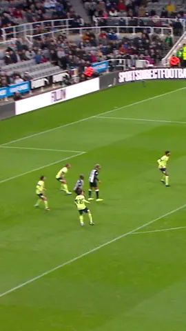 Out of nowhere#newcastle #header #goal #football #footballtiktok #fyp #fypシ #viralvideo #foryou @Newcastle United 