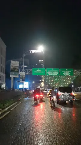 Hujan ini membuatku dilema antara membeli honda jazz atau jazz hujan🤔! #bekasi #sumareconbekasi #bunderan #bekasihits #raincoat #hujan #tetesanhujan #rainyday #malam #syahduuu #fyp 