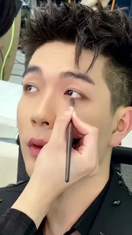 Xu hướng mắt khói dành cho nam. #makeupartist #makeupDongle MUA BY DONGLE . Trai việt k thua kém gì các idol hàn luôn ⭐️#xuhuongtiktok 
