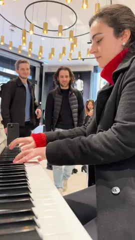 This is what happens when you play the best Christmas song..🎄😱  #violin #mariahcarey #alliwantforchristmas #violincover #christmassong #christmas #violincover #piano #pianocover #livemusic #classicalmusic #singing #pianist #singing 