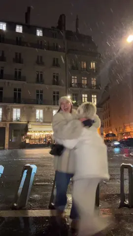 first snow in paris 🥺🥺🥺