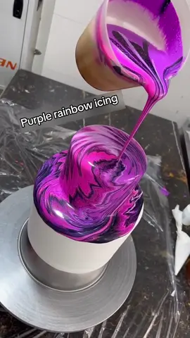 Two of the most mesmerising cakes I’ve ever seen! (🎥: IG/yosef_babaei_cake)