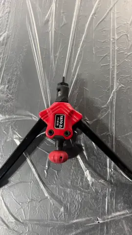 Заклепочник двуручный М3-M12 L360 мм. Yato YT-36128 Заклепочник для резьбовых заклепок применяется в крепежных работах для прочного соединения материалов при помощи резьбовых заклепок М5, М6, М8, М10, М12. Изготовлен из высококачественных материалов. Использование резьбовой заклепки, в отличии от обычной, позволяет прочно скрепляет тонколистовые материалы, замыкая их между собой. Продуманная конструкция пистолета для резьбовых заклепок обеспечит легкое и быстрое выполнения операций. Металлическая ручка с резиновыми накладками для удобного использования. В комплекте: кейс и 7 заклепок с резьбой M3, M4, М5, М6, М8, М10, М12. Работа с заклёпками: M3, M4, M5, M6, M8, M10, M12. Длина: 360 мм. Материал изготовления: CrMo. Рукоятки: с резиновыми вставками. Вес: 1 кг. Характеристики: Страна производитель - Польша Материал - CrMo Вес - 1 кг Диаметр заклепки - M3, M4, M5, M6, M8, M10, M12