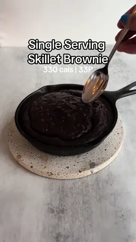 This skillet brownie is perfect for when you don’t wanna make a whole batch, or if you live alone like I do! At 330 cals & 33P, it’s the perfect sweet treat to have while still hitting your macros 💪🏻🍫 Nutrition: 332 calories, 32.5P, 30.5C, 10.5F Ingredients: -20g all purpose flour -20g chocolate protein powder (I used @pescience - discount code FIT15) -2g baking powder  -10g unsweetened cocoa powder  -15g zero calorie sweetener (I used @Lakanto - discount code FIT15) -1 egg -80g nonfat Greek yogurt  -10g light margarine  -40ml unsweetened almond milk  -10g mini chocolate chips  Directions: -Preheat the oven to 350F -Combine all the ingredients into a bowl (start with dry, then mix in the wet) -Spray a 6.5 inch cast iron skillet with cooking spray and pour in the batter -Bake for around 20 mins, then enjoy! 💕 #pescience #lakanto #highprotein #lowcalorie #macrofriendly #proteinbrownie #skilletbrownie #singleservebrownie #skilletbrownie #castironskillet #lowcaloriebrownies #castironbrownie 