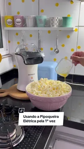 Usando a Pipoqueira Elétrica pela 1ª vez  Minha gentii, pipoquinha sem óleo em 4 minutos? A palavra aqui é custo x benefício.  Fazendo o tempero da manteiga como mostrei o sal pega bem, só recomendo colocar num bowl grande pra poder misturar bem. A quantidade que fiz quase não coube no bowl que coloquei.  A pipoca fica crocante, porém não dura tanto quanto a feita no óleo, digo logo! Considerando tudo, a praticidade, não usar óleo, não sujar quase nada.  Achei o custo x benefício ótimo e recomendo! Se você gostou e quer o link comenta EU QUERO que te envio. #DicasPara2024 #CozinhaTikTok #Pipoqueira #pipoqueiraeletrica #pipoqueiramondial #dicasparacasa #dicasparacozinha #eletroportateis #acheinashopee #achadinhosshopee #resenhadeprodutos 