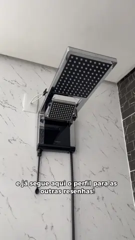 Nossa experiência com o Chuveiro Acqua Duo Ultra da @lorenzettioficial ✨ Amamos tanto que temos um na suíte, na cor preto com cromado (o do vídeo) , e um branco em nosso banheiro social! Você tem ou tem vontade de ter um? Já marca quem merece um banho relaxante com esse chuveiro 🤌🏾 #banheiro #suitecasal #chuveirolorenzetti #acquaduoultra #banhorelaxante #dicasdecasa
