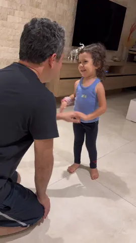 Às vezes as conversas importantes surgem assim, durante uma brincadeira. E é também nessas horas que a gente vai conhecendo o coração e os sentimentos da  Lulu.  É muito legal também perceber que ela está absorvendo aquilo que ensinamos no nosso no dia a dia e está repassando esses conselhos para suas bonecas.♥️  O que achou dessa conversa?    