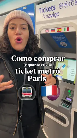🚨Utilidade pública🚨 Pode parecer complicado, mas comprar os tickets do metrô de Paris nessas maquininhas é super prático e fácil, principalmente pra quem não fala francês ou inglês, então é só seguir esse passo a passo que é sucesso! Lembrando que esses tickets valem também para os outros meios de transporte de Paris, como ônibus e tram.  Os tickets de papel em breve deixarão de existir, então só vai dar pra comprar o NAVIGO mesmo, mas por enquanto ainda dá pra comprar os de papel! 🚨Tá vindo pra Paris? ✨O meu guia de Paris tem tudo para você fazer a melhor viagem da sua vida: passo a passo do planejamento, roteiros prontos, indicações de onde comer, o que visitar, onde se hospedar, como se vestir em cada estação do ano, minhas dicas pra não passar perrengue, e muito mais! ✈️São 158 páginas de conteúdo, com tudo que aprendi durante os 7 meses que chamei a cidade luz de casa e as inúmeras viagens que fiz pra lá desde 2011. ✨O link pra adquirir o seu, tá na minha bio✨ #dicasdeparis #viagemfrança #frança #brasileirosnafrança #dicasdeviagem #roteirodeviagem #brasileirosemparis #parisparabrasileiros #primeiraviagem #viageminternacional #guiadeparis #guiadeviagem #metroparis 