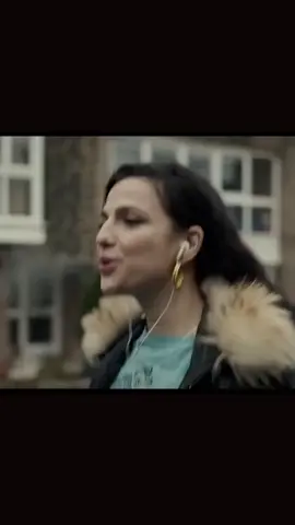 Acaba de sair o primeiro trailer da já tão falada cinebiografia de Amy Winehouse, revelado nesta última quinta-feira, 11.01. ‘Back to Black’ retrata os bastidores da vida da cantora britânica que conquistou a indústria musical com sua voz e autenticidade, deixando sua marca na cultura pop até hoje, apesar do precoce falecimento aos 27 anos, em 2011. O longa conta com a assinatura da diretora Sam Taylor-Johnson e quem dá vida à Amy é a atriz britânica Marisa Abela, que, assim como a cantora, também é de origem judaica. O filme tem gerado debates na Internet e fora dela sobre qual será o retrato que vamos ver na telona: Amy, vencedora de 6 Grammys, será mais uma vez estigmatizada por conta de sua conturbada vida pessoal ou sua obra e genialidade serão de fato celebradas? Confira no play um trecho do longa, que chega aos cinemas dia 12 de abril no Reino Unido, mas ainda não tem previsão de estreia no Brasil, e deixe aqui sua opinião.