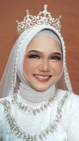 sukak bgt sama look make up wedding gini 🥰 mau make up look gini? cuss amankan tanggal penting kalian ✍🏻 Booking Make up or Wedding Package Klik Link Bio Ig @ firda.caesarin #muasamarinda #makeupsamarinda #muasamarindaseberang #makeupsamarindaseberang #paketweddingsamarinda #pengantinbabrielook  #makeupakadnikahsamarinda #muakaltim #akadnikah 