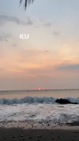 Ku lelah kurasa cukup di sini . . . . #pantaipelabuhanratu#senja#fyp 
