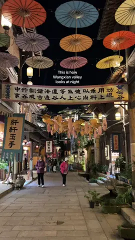 This is📍Wangxian Valley, Jiangxi, China, a newly built scene park inspired by the Chinese ancient town architecture. What you need to know: 🚄 2.5 hours from Shanghai to Shangrao + 1 hour by car 🏨 There is only one hotel inside and multiple affordable hotels in the nearest town (10 min) 💲Entrance ticket is 100rmb 🍴There are a lot of Chinese restaurants inside the valley and many others in the nearest town. 🕣 Open hours 8:00-22:00 *If this is your first time travelling in China, is not a place I’d recommend to experience the culture and traditions. This is more like a thematic park and is great for photos or flying drones. . #chinesearchitecture #chinatravel #travelguide #wangxian