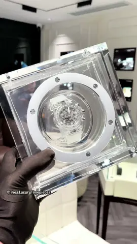 𝐇𝐮𝐛𝐥𝐨𝐭 𝐯𝐚̀ 𝐡𝐚̀𝐧𝐡 𝐭𝐫𝐢̀𝐧𝐡 𝐜𝐡𝐢𝐧𝐡 𝐩𝐡𝐮̣𝐜 𝐬𝐚𝐩𝐩𝐡𝐢𝐫𝐞 Đồng hồ có thiết kế trong suốt, để lộ cỗ máy cầu kỳ bên trong giúp Hublot ghi dấu ấn trong làng đồng hồ cao cấp thế giới. Các nhà nghiên cứu của Hublot đã thành công trong việc phát triển quá trình kết tinh (liên quan đến nhiệt độ lên tới 2.050 độ C) tạo ra các khối sapphire lớn có độ trong suốt và màu sắc đồng nhất. Hình dạng phức tạp đòi hỏi một cấu trúc bốn phần, gồm phần trên của vỏ, phần dưới và hai nắp đầu được tạo nên từ bốn khối sapphire riêng biệt.  Việc xử lý kiểu dáng tròn và mài góc cạnh mang đến một thách thức khó khăn hơn cho quá trình sản xuất. Thành quả đạt được là một bề mặt mịn màng sau gần 100 giờ cắt, nghiền và đánh bóng. Và đây là 01 trong những phiên bản thành công nhất của hãng đã tạo ra, được giới hạn 500 pcs trên toàn thế giới mang tên : 𝐇𝐮𝐛𝐥𝐨𝐭 𝐁𝐢𝐠 𝐁𝐚𝐧𝐠 𝐔𝐧𝐢𝐜𝐨 𝐒𝐚𝐩𝐩𝐡𝐢𝐫𝐞 𝐂𝐡𝐫𝐨𝐧𝐨𝐠𝐫𝐚𝐩𝐡 𝟒𝟐𝐦𝐦 𝐖𝐡𝐢𝐭𝐞 𝐋𝐢𝐦𝐢𝐭𝐞𝐝 𝟓𝟎𝟎𝐩𝐜𝐬 #fyp #hublot #hublotsaphire #watch #watchtillend #đongho #bossluxury #xuhuong #xuhuongtiktok 