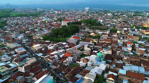 Ngedrone lagi dengan suasana padatnya rumah di daerah kota Malang #fyp #foryou #foryoupage #malanghits #aesthetic #cinematic #cinematic #trendingsong #colorgrading #capcut #dronevideo 